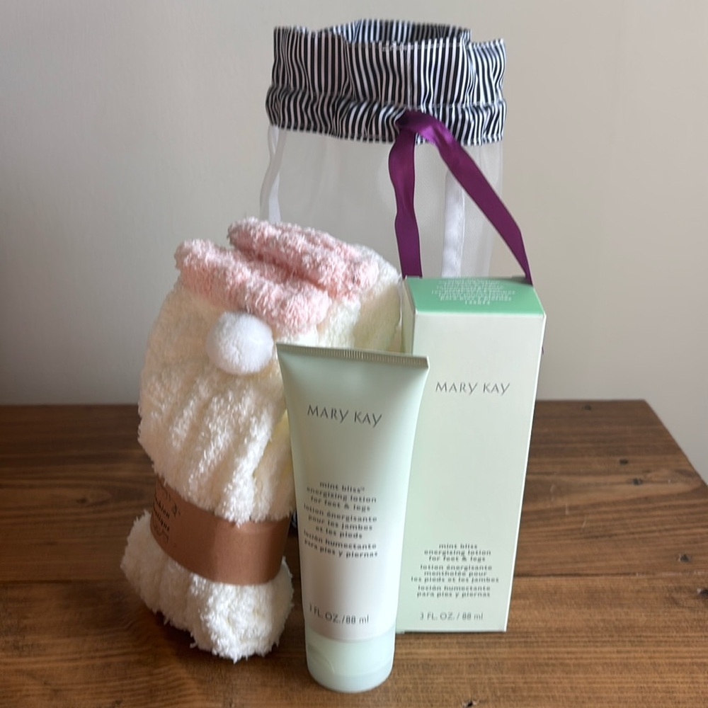 NIB Gift Set Mary Kay mint bliss energizing lotion with socks - Picture 2 of 7
